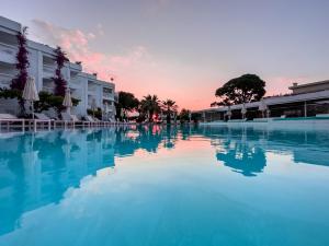Бассейн в Marathon Beach Resort или поблизости
