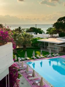 Бассейн в Marathon Beach Resort или поблизости