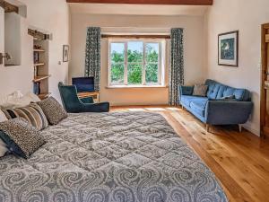 sala de estar con cama grande y sofá en Saul Hill, en Lake District National Park