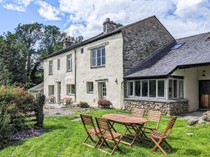 una mesa y sillas frente a una casa en Saul Hill, en Lake District National Park