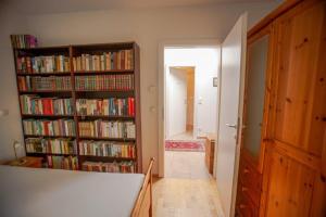 un pasillo con dos estanterías llenas de libros en Privatzimmervermietung Margit, en Waidhofen an der Ybbs