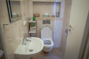 y baño con aseo blanco y lavamanos. en Privatzimmervermietung Margit, en Waidhofen an der Ybbs