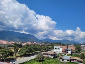 Pemandangan gunung umum atau pemandangan gunung yang diambil dari apartmen