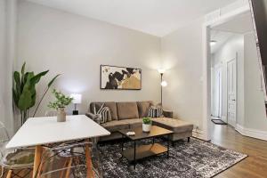 uma sala de estar com um sofá e uma mesa em City Charm 2BR Apartment - Clark 4 em Chicago