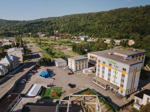 uma vista aérea de uma cidade com estacionamento em Typton hotel&spa em Medzilaborce