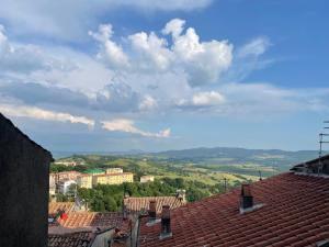una vista desde el techo de un edificio en Family apartment a Manciano, en Manciano