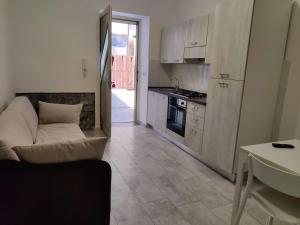 uma sala de estar com um sofá e uma cozinha em B&B Dell'Infopoint-La Via Silente em Castelnuovo Cilento