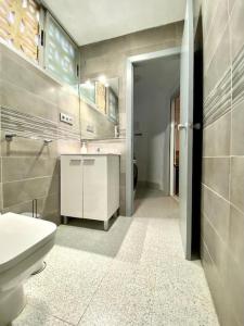 La salle de bains est pourvue d'un lavabo et de toilettes. dans l'établissement Casita en la playa., à Xeraco