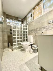 La salle de bains est pourvue de toilettes et d'une paroi en verre. dans l'établissement Casita en la playa., à Xeraco