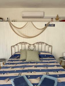 Un dormitorio con una cama con sábanas azules y una red en Villa Bruna B&B, en San Remo