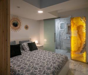 1 dormitorio con 1 cama grande y baño en Luxury loft on the beach, en Valencia