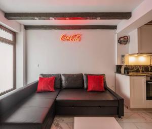 un sofá en una habitación con un cartel de cocacola en la pared en Luxury loft on the beach, en Valencia
