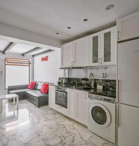 una cocina con lavadora y secadora. en Luxury loft on the beach, en Valencia