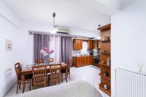 cocina y comedor con mesa y sillas en Katerina Family Apartments, en Moírai