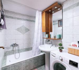 y baño con lavabo y lavadora. en Katerina Family Apartments, en Moírai