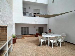 un patio con una mesa blanca y sillas en Casa Josefa, en Pozo Alcón