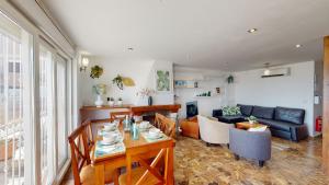 ein Wohnzimmer mit Tisch und Couch in der Unterkunft Casa de Lago - A Murcia Holiday Rentals Property in Playa de los Nietos