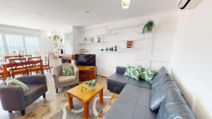 ein Wohnzimmer mit Sofa und Tisch in der Unterkunft Casa de Lago - A Murcia Holiday Rentals Property in Playa de los Nietos