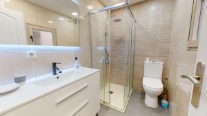 ein Badezimmer mit Dusche, Toilette und Waschbecken in der Unterkunft Casa de Lago - A Murcia Holiday Rentals Property in Playa de los Nietos + 23 Fotos