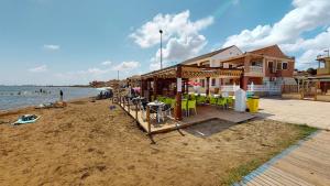 ein Gebäude am Strand neben dem Wasser in der Unterkunft Casa de Lago - A Murcia Holiday Rentals Property in Playa de los Nietos