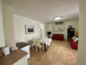 - un salon avec une table et un canapé rouge dans l'établissement Villa Pientime - natura e mare, à Formia