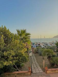 un camino que conduce a una playa con barcos en el agua en Il Viandante sul Mare, en Salerno