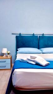 um quarto azul com uma cama com uma parede azul em DGS APARTHOTEL em Trapani