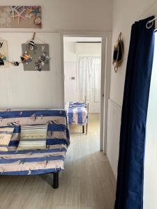 サンレモにあるVilla Bruna B&Bの青いソファとベッドルーム1室が備わります。