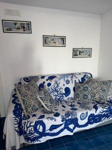 Sofá azul y blanco en una habitación en Il Viandante sul Mare, en Salerno