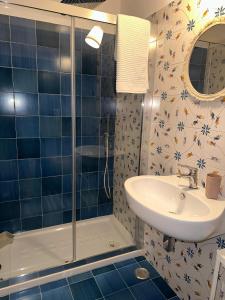 a bathroom with a sink and a shower at Il Viandante sul Mare in Salerno