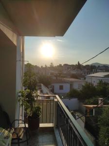 uma vista para o pôr-do-sol a partir da varanda de uma casa em Nikos Apartments em Amarinthos