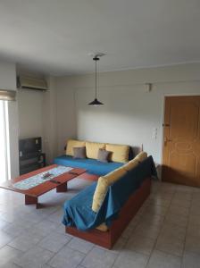 uma sala de estar com um sofá e uma mesa em Nikos Apartments em Amarinthos