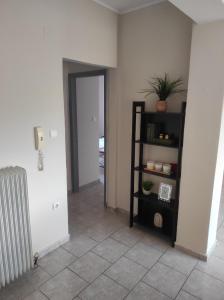 um corredor com um quarto com uma planta numa prateleira em Nikos Apartments em Amarinthos
