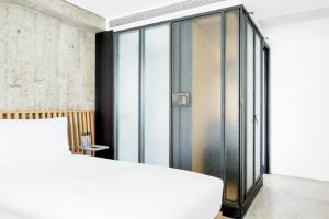 Una cama o camas en una habitación de TUVE Hotel