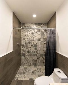 La salle de bains est pourvue d'une douche et de toilettes. dans l'établissement Hotel Posada San Esteban, à San Luis Potosí