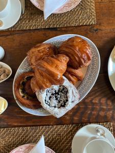 un plato de repostería en una mesa de madera en NOUBAR, en Cénevières