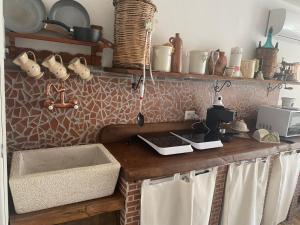 uma cozinha com um lavatório e uma bancada em Dimora Forgione B&B - Pietrelcina em Pietrelcina
