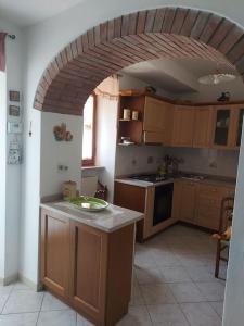 una cucina con arco al centro di casa Graziana a Montecatini Val di Cecina