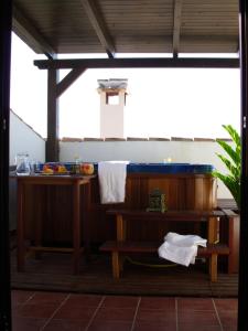 a bathroom with a tub and a table with a towel at Apartamento San Anton in La Iruela