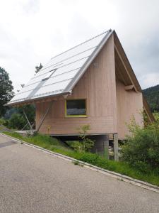 una casa con paneles solares al lado de una carretera en Bleibe Menzenschwand, en St. Blasien