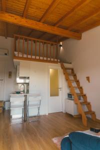 cocina y sala de estar con escalera de caracol en CHALÉ, en Alijó