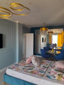 Zimmer mit einem Bett und einem Esszimmer in der Unterkunft Luxury Home in Oradea