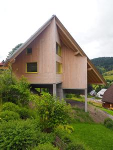 una casa grande con techo de gambrel en Bleibe Menzenschwand, en St. Blasien