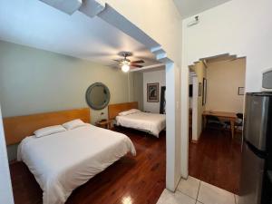 Postel nebo postele na pokoji v ubytování Sherbrooke All Suites Hotel