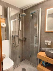 Koupelna v ubytování Wohnung Tchiyaka + 22 fotografií
