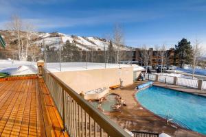 Vista de la piscina de 1007 - Ski-In Ski-Out Mountain Condo - Gym Spa Pool o d'una piscina que hi ha a prop