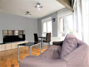 a living room with a couch and a table at apartamento gran bilbao II in Barakaldo