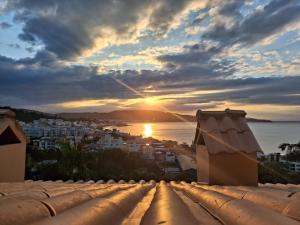 - une vue sur le coucher de soleil depuis le toit d'un bâtiment dans l'établissement Pousada Vila do Navegante, à Bombinhas