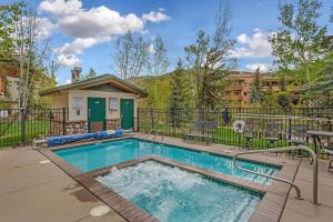 1027- Mountainous Townhome with Private Deck Pool Spa 내부 또는 인근 수영장