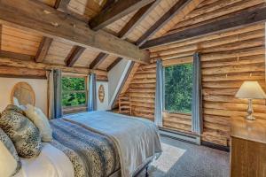 Ліжко або ліжка в номері 1028 Alpenhaus Lodge with Large Deck Spa Panoramic Views